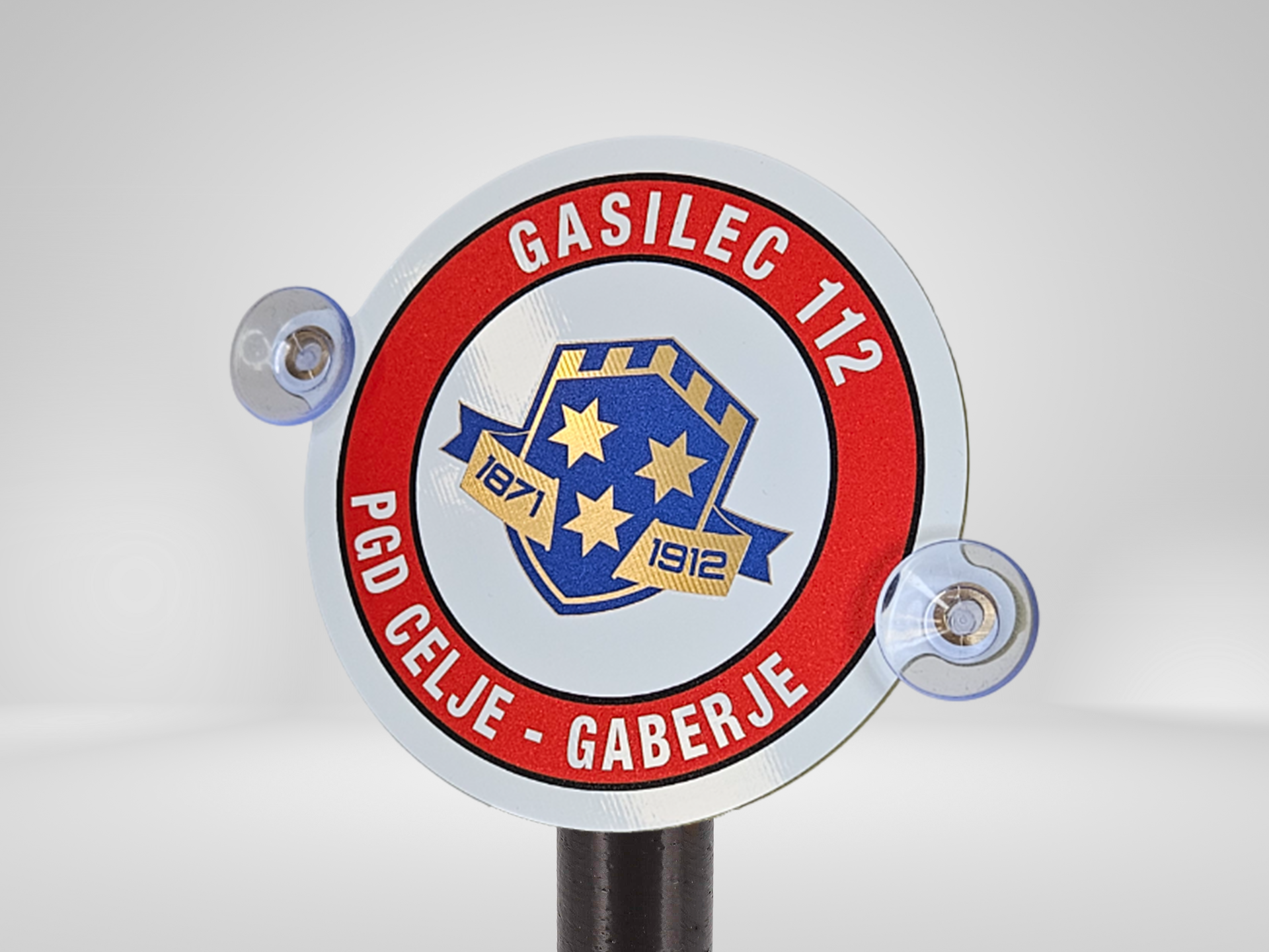 Značka - Nalepka - PGD - Gasilec 112 z imenom in znakom društva - zlata